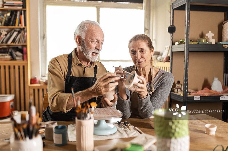 年长夫妇在创意工作室享受陶艺创作图片素材