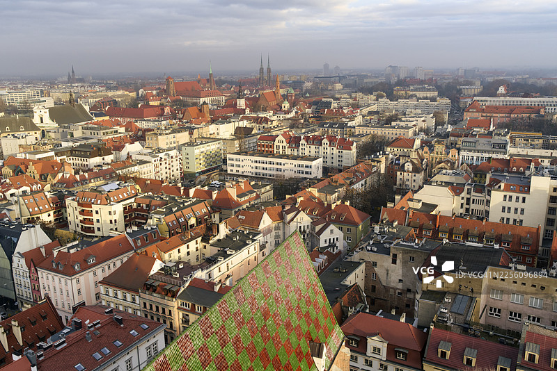 俯瞰波兰弗罗茨瓦夫历史悠久的老城区屋顶图片素材