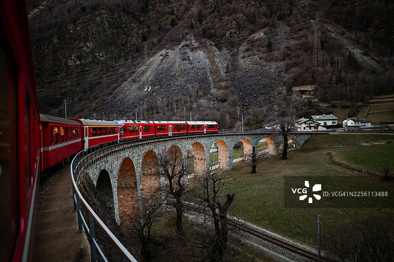 伯尔尼纳快车红色火车穿越布鲁西奥环形高架桥图片素材