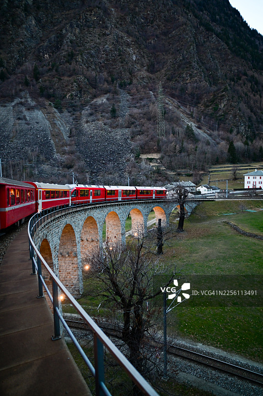 伯尔尼纳快车红色火车穿越布鲁西奥环形高架桥图片素材