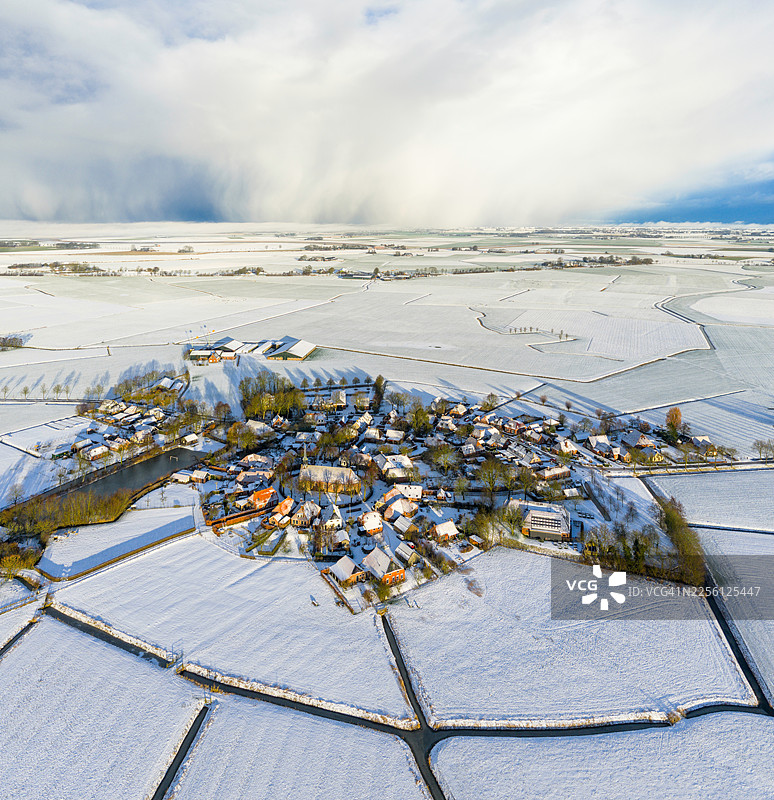 被雪景环绕的荷兰小历史村庄尼埃霍夫图片素材