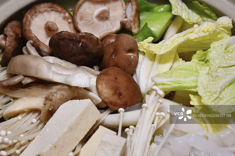 日式素食火锅，包含大白菜、豆腐、金针菇、香菇和魔芋丝图片素材