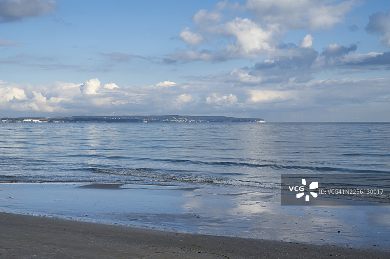 波罗的海沿岸风光，朝向白垩海岸、沙滩、白云蓝天，吕根岛宾茨海滨度假胜地，梅克伦堡-前波美拉尼亚州，德国图片素材