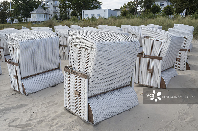 沙滩椅准备运往冬季营地，沙滩，波罗的海，宾茨，海滨度假胜地，吕根岛，梅克伦堡-前波美拉尼亚，德国图片素材