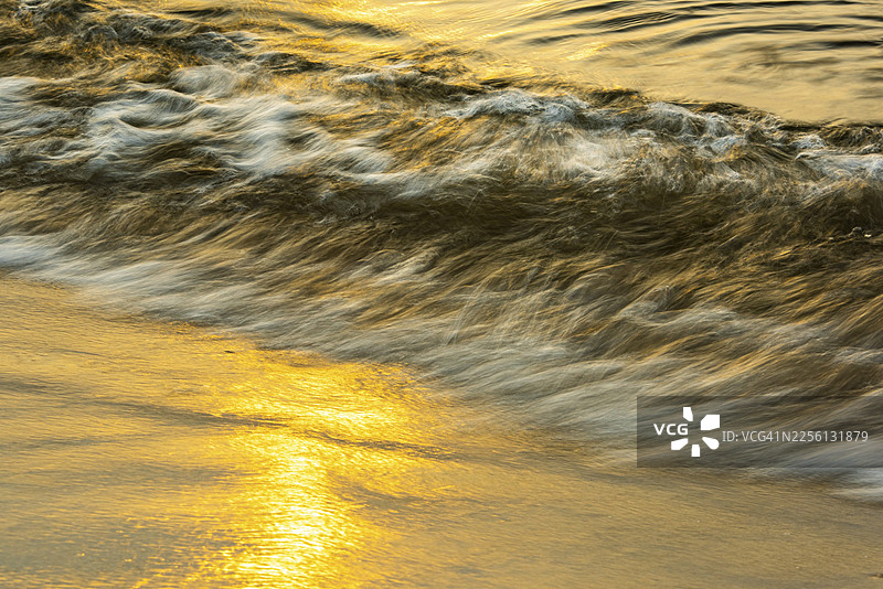 波罗的海菲施兰-达尔斯-辛茨特海滩西侧的日落海浪，阿伦斯霍普，梅克伦堡-前波美拉尼亚，德国图片素材