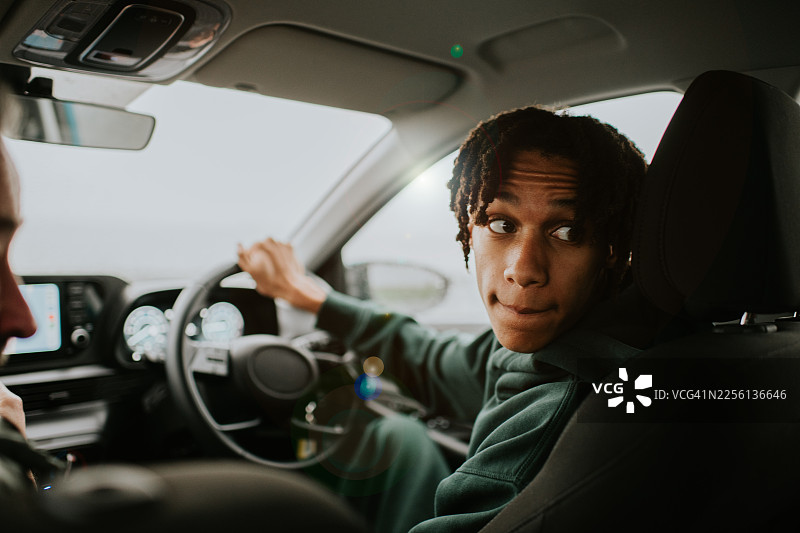 一位年轻人正在小心地倒车图片素材