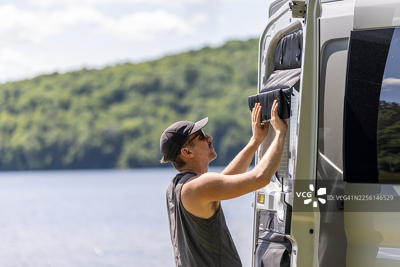 男子正在关闭或打开货车的隐形后门窗盖图片素材