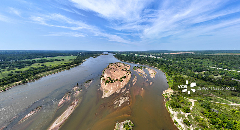俄克拉荷马州塔尔萨市天际线和阿肯色河的航拍图，位于66号公路区域图片素材
