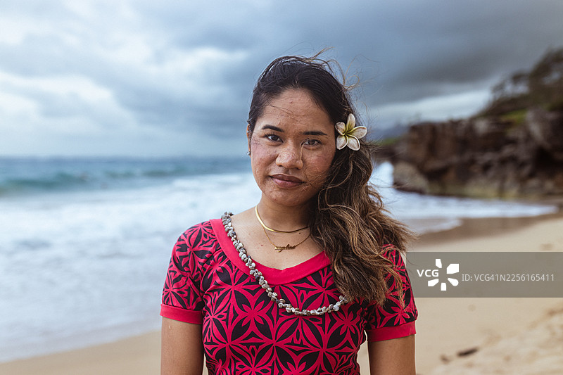 身着传统太平洋岛民服装的马绍尔女性在海滩上的肖像图片素材