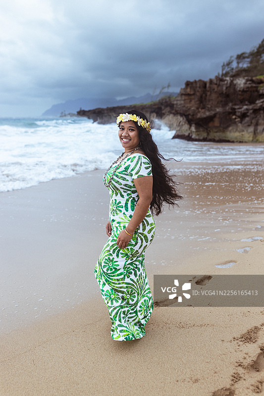 身着传统风格太平洋岛民服饰的马绍尔女性在户外图片素材