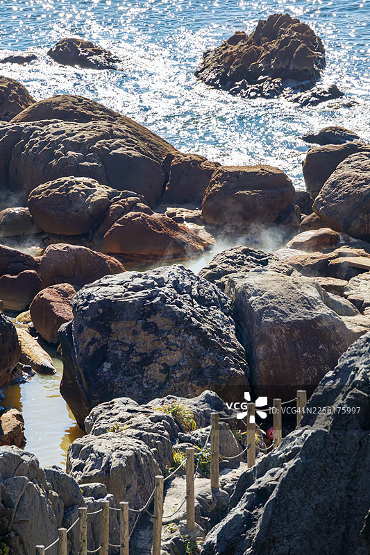式根岛海边美丽的露天温泉,名为“地鉈温泉”。这是一个需要沿着60米高的悬崖下行才能到达的野趣温泉。90度的泉水如溪流般汇入潮汐池。这里的特色是找到一个海水与温泉混合的地方。图片素材