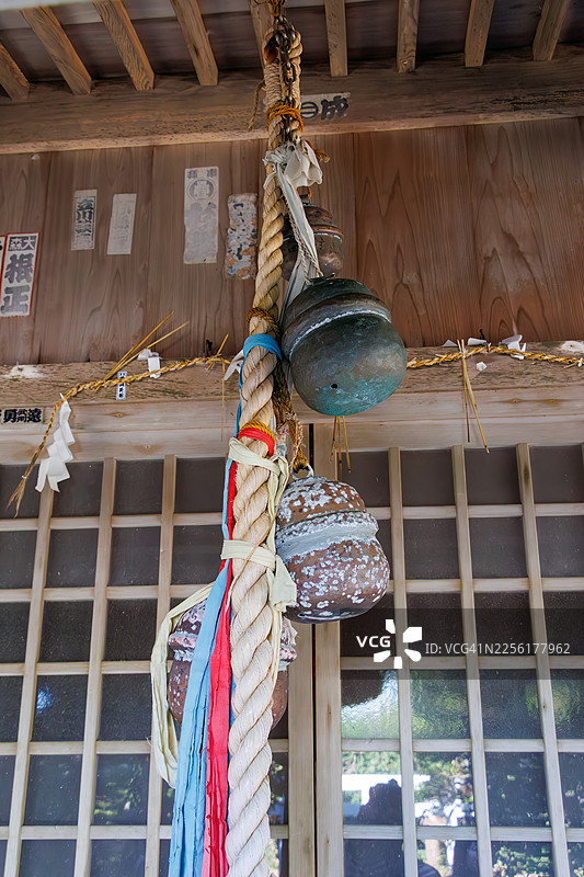 参观神社时可以敲响的大钟。历史悠久的泊神社。节日场地设有神乐殿、鸟居、狛犬等建筑。图片素材