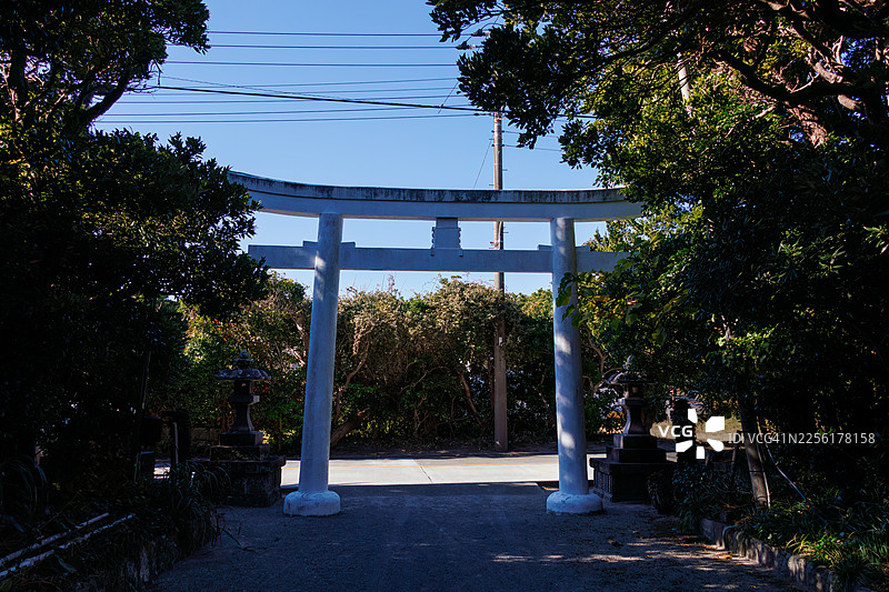 历史悠久的泊神社。节庆场地有神乐殿、鸟居、狛犬等建筑。图片素材