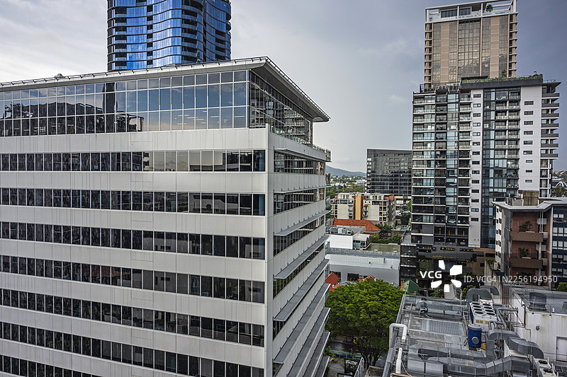 公寓和办公楼组成的城市天际线，阴天图片素材