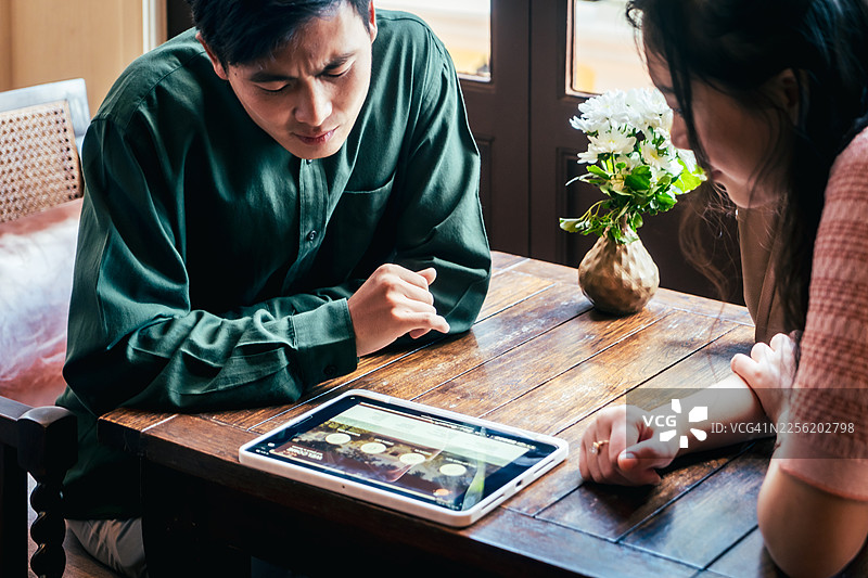 豪华别墅的员工在酒店餐厅为客人点餐图片素材