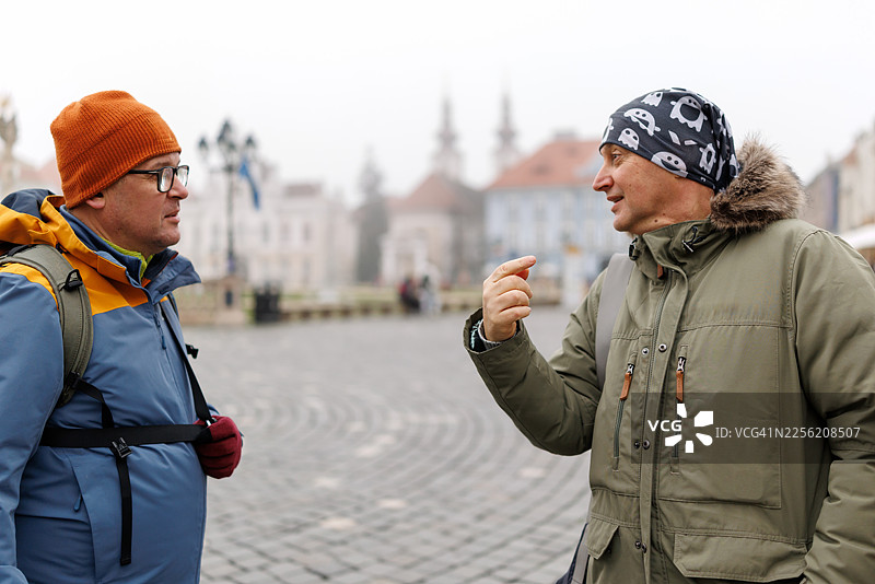 成熟的朋友们正在游览欧洲古镇图片素材