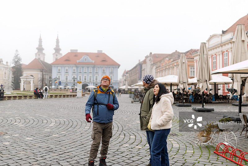 成熟的朋友们参观古老的欧洲城镇图片素材