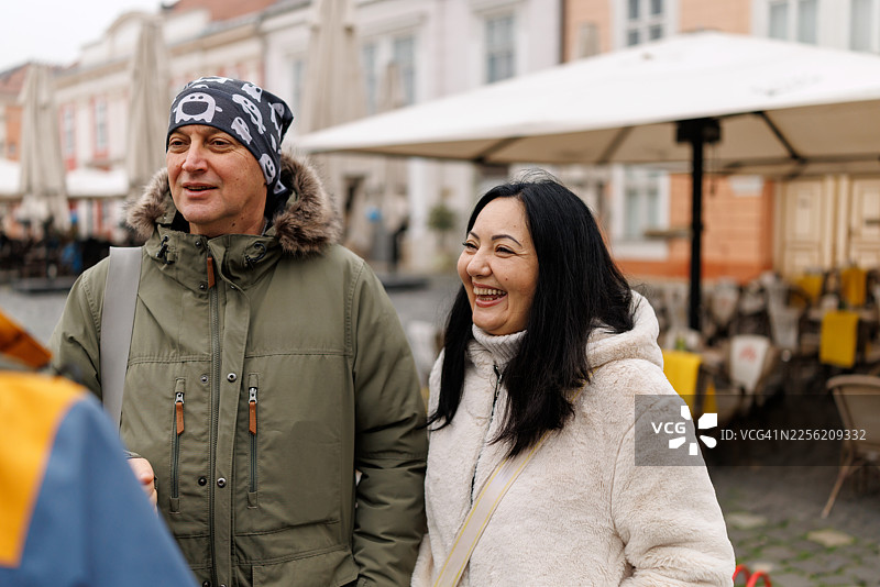 成熟的朋友们参观古老的欧洲城镇图片素材