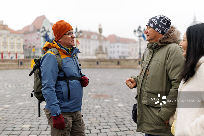 成熟的朋友们参观古老的欧洲小镇图片素材