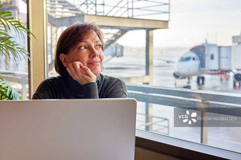 女人在机场候机时做着白日梦图片素材