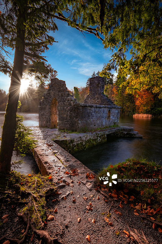 僧侣的钓鱼小屋图片素材