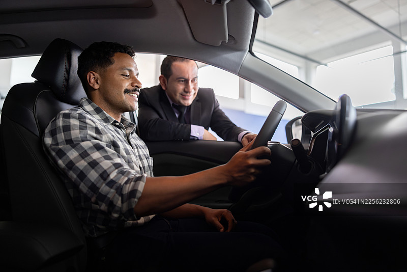 顾客在经销商处看车内饰图片素材