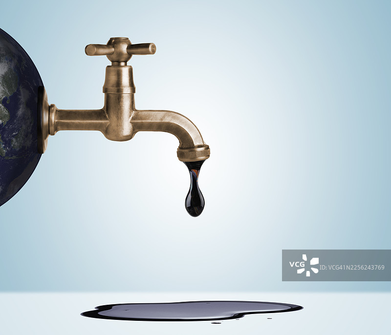 水龙头将原油滴入水坑图片素材