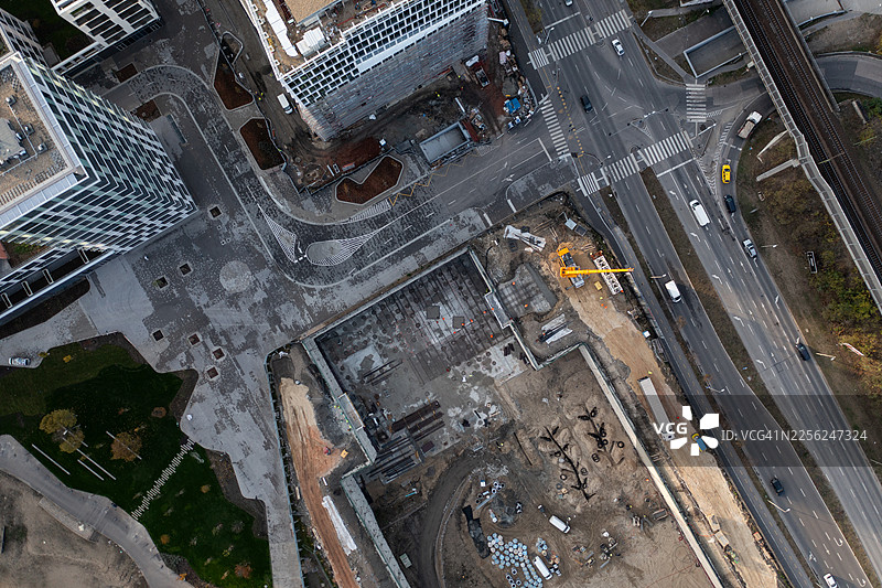 现代化高层建筑环绕的城市建筑工地图片素材