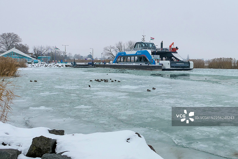 匈牙利巴拉顿湖冰封景象图片素材