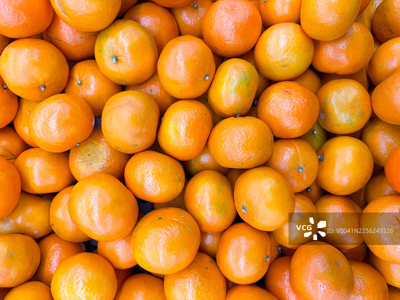新鲜成熟的橙子作为背景，俯视视角图片素材