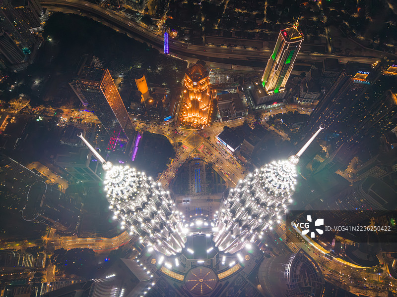 从空中俯瞰双子塔，吉隆坡的夜景图片素材