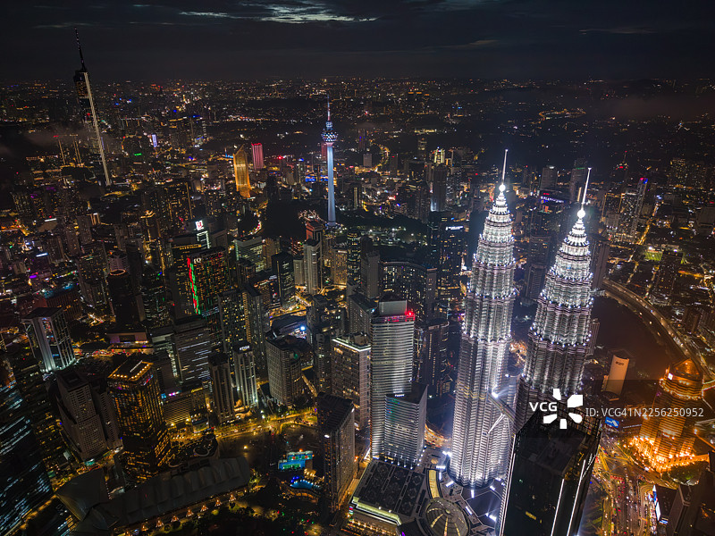 夜幕下吉隆坡城市天际线的航拍景观图片素材