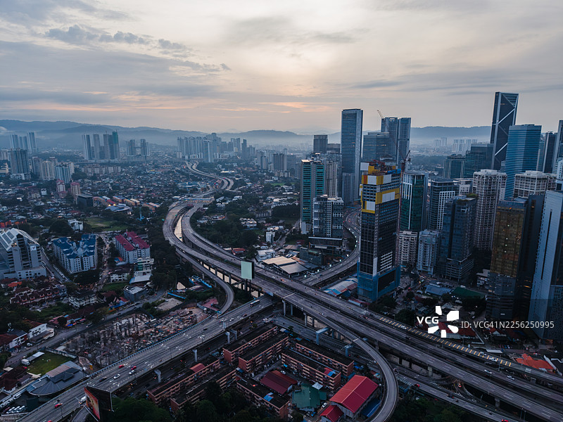 吉隆坡高楼大厦和高速公路的晨间航拍视角图片素材