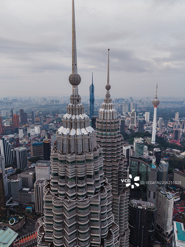 吉隆坡双子塔的近距离空中视角图片素材