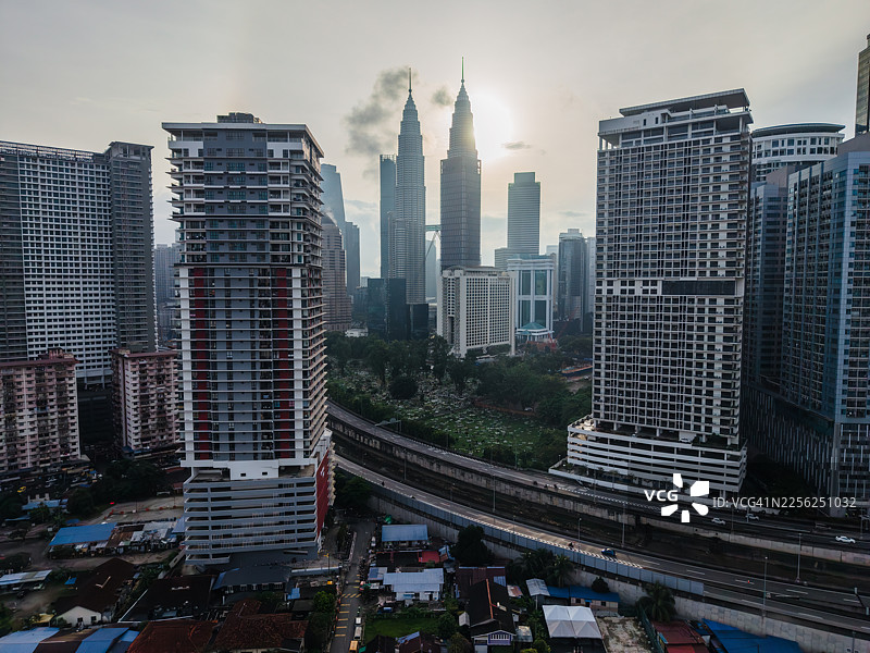 吉隆坡日出天际线，俯瞰双子塔和高速公路图片素材