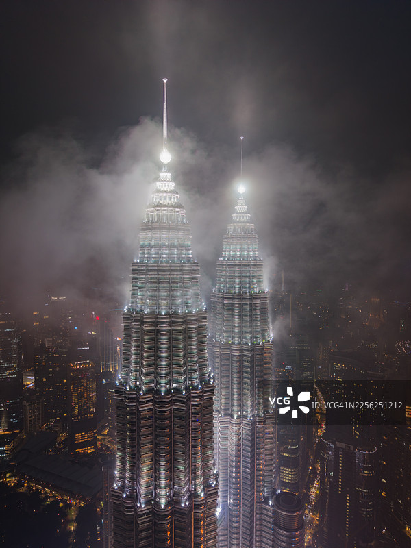 吉隆坡夜雾中闪耀的国油双峰塔鸟瞰图图片素材