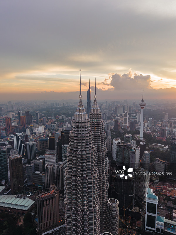 吉隆坡天际线日落时的航拍景象，标志性高塔映入眼帘图片素材