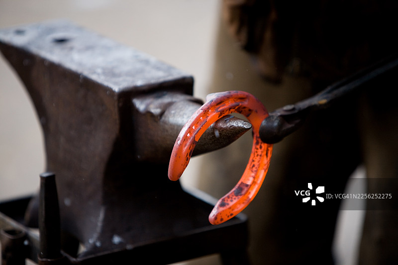 铁砧上红热的马蹄铁特写图片素材