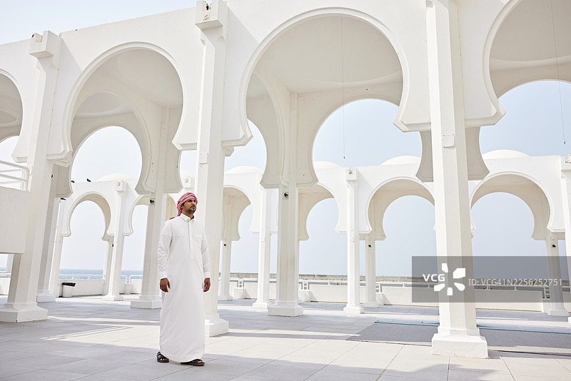 沙特男子在吉达的Al-Rahmah清真寺外图片素材
