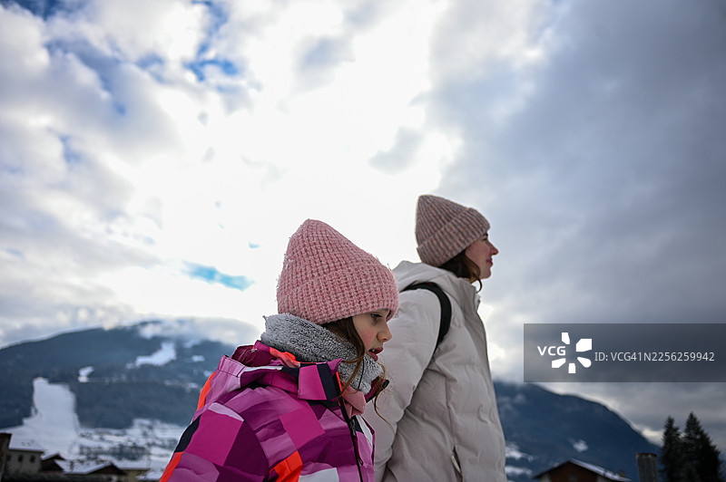 母女俩一同欣赏冬日山景图片素材