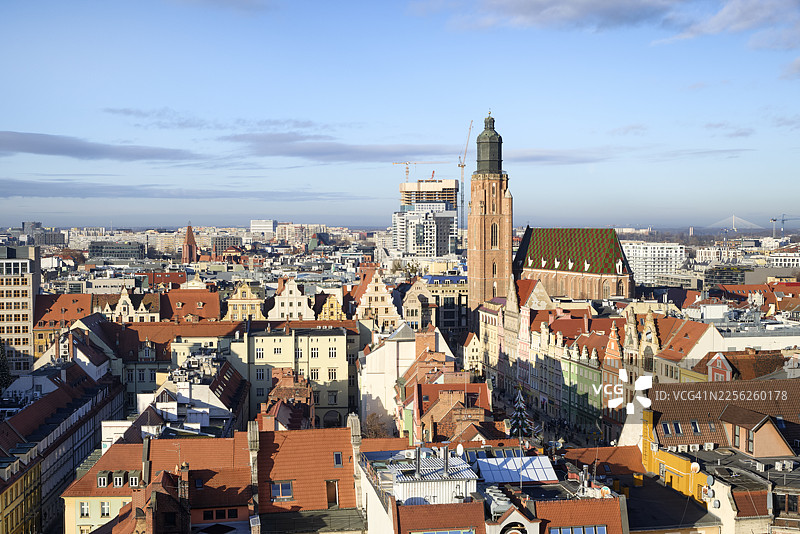 波兰弗罗茨瓦夫市场广场屋顶上方圣伊丽莎白教堂塔楼的鸟瞰图图片素材