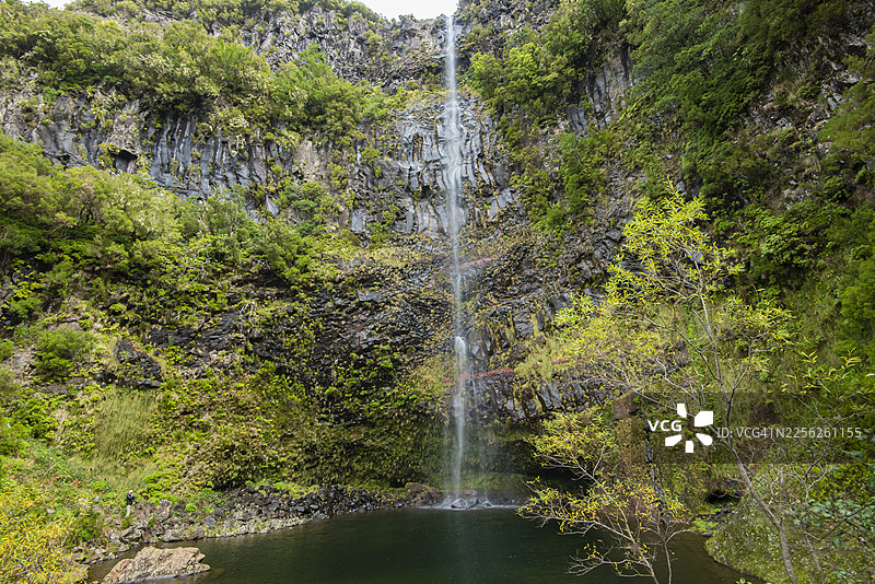 葡萄牙马德拉岛，被葱郁绿植环绕的 the Vento 泻湖瀑布图片素材