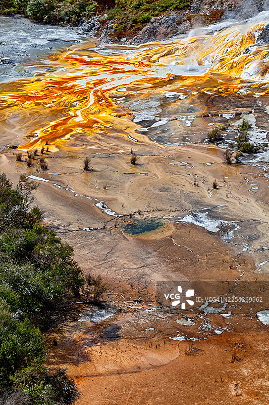 新西兰陶波湖附近怀俄拉基科拉科地热区（隐藏谷）的彩色地热台地图片素材