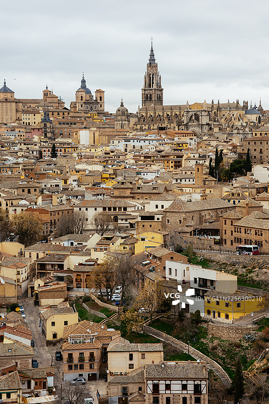 西班牙托莱多城市风光，阴天下的阿尔卡萨尔城堡。图片素材