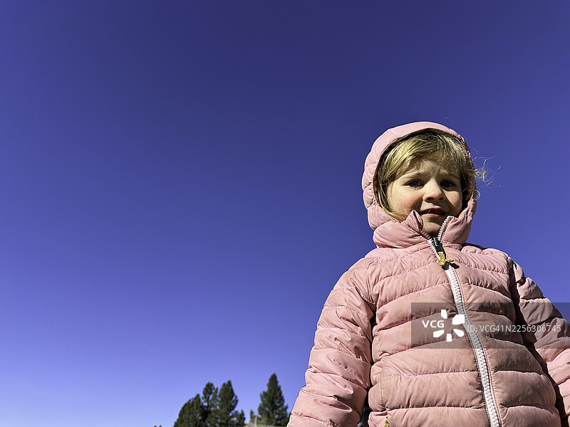 年轻的家庭带着一名幼儿和一名青少年在户外探险图片素材