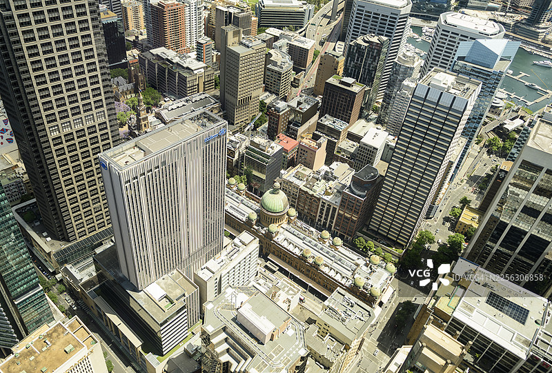 从悉尼塔俯瞰悉尼市中心摩天大楼和维多利亚女王大厦（QVB）的鸟瞰图，新南威尔士州悉尼图片素材