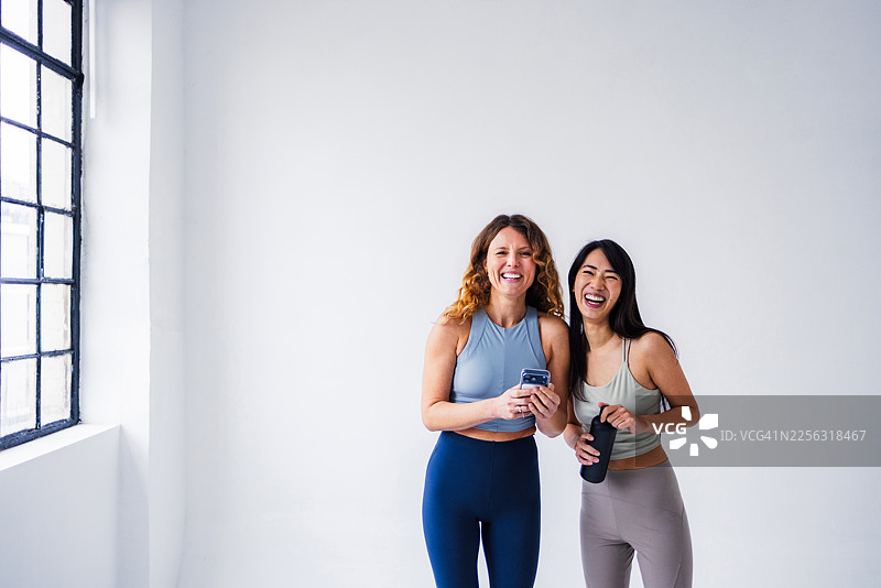 健身房里，朋友们锻炼后开怀大笑图片素材