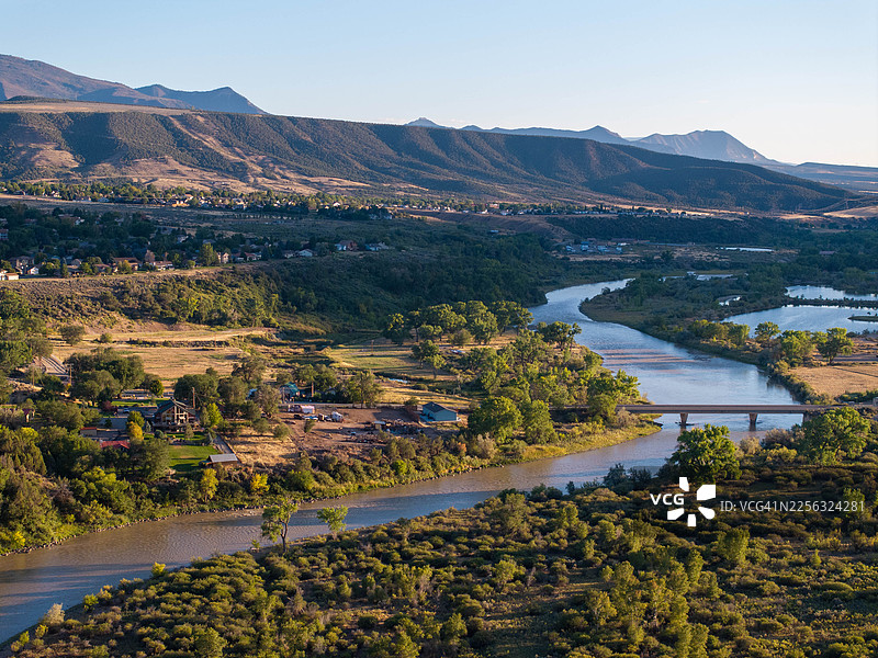 航拍科罗拉多河蜿蜒穿过美国西部科罗拉多州巴特尔门梅萨的景观图片素材