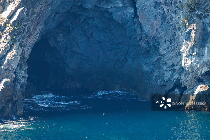 三河湾观景台。海湾坐落于悬崖环绕之下，在下方铺展开来。此处的海底会冒出温泉。绿海龟（Chelonia mydas）在此十分常见；仔细观察，您可以看到它们浮出水面换气。图片素材