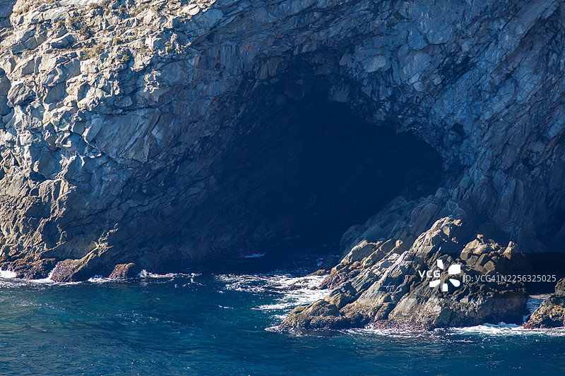 三河湾观景台。海湾被悬崖环绕，下方海湾舒展开来。这里是海底温泉冒泡的地方。绿海龟（Chelonia mydas）在这里很常见；仔细看就能发现它们浮出水面呼吸。图片素材